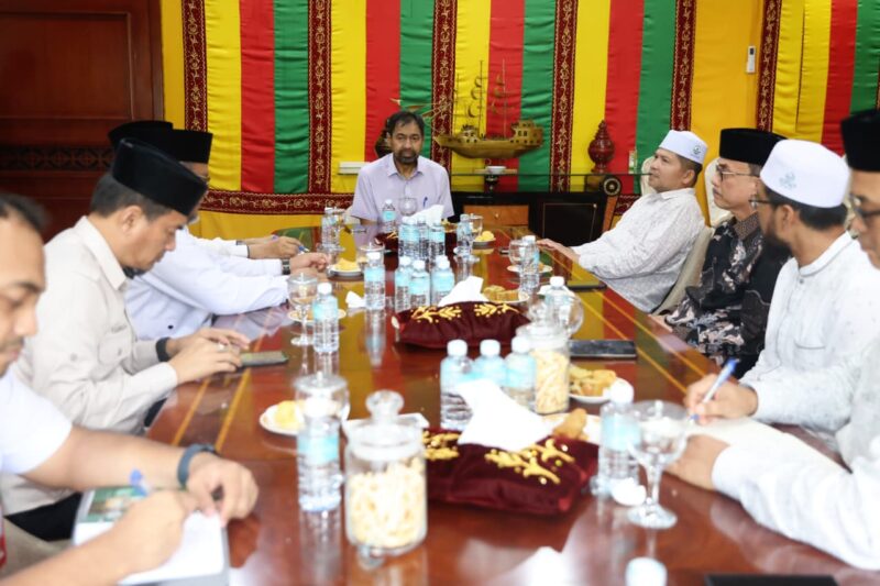 Ketua MPU Aceh Tgk. H. Faisal Ali bersama jajaran pimpinan MPU Aceh berdialog dengan Gubernur Aceh Muzakir Manaf di Meuligoe Gubernur Aceh, Banda Aceh, Rabu (3/6/2026). Foto: Dok. Istimewa 