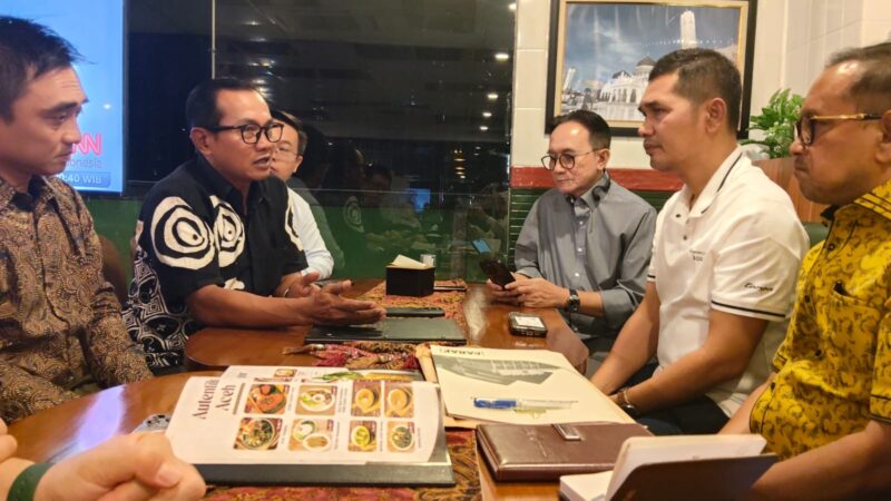 Sekretaris Daerah Aceh M. Nasir menghadiri pertemuan bersama perwakilan PLN, Kementerian Komunikasi dan Digital (Komdigi), serta Dinas ESDM Aceh untuk membahas peluang pengembangan Pembangkit Listrik Tenaga Surya (PLTS) sebagai bagian dari upaya mendorong transisi energi dan investasi di Aceh, Jumat (26/6/2026). Foto: Dok. Istimewa 