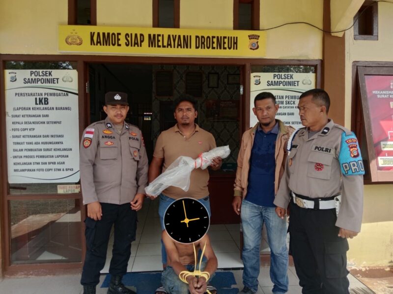 Kasus tersebut masih dalam proses penyidikan lebih lanjut oleh Satreskrim Polres Aceh Jaya.
Petugas kepolisian mengamankan terduga pelaku beserta barang bukti di Polsek Sampoiniet. Foto: Dok. Satreskrim Polres Aceh Jaya