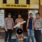 Kasus tersebut masih dalam proses penyidikan lebih lanjut oleh Satreskrim Polres Aceh Jaya.
Petugas kepolisian mengamankan terduga pelaku beserta barang bukti di Polsek Sampoiniet. Foto: Dok. Satreskrim Polres Aceh Jaya