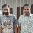 Juru Bicara DPW Partai Aceh Aceh Jaya, Dr. (Cand) Azis Muhajir berfoto bersama Ketua Umum DPP Partai Aceh, Muzakir Manaf. Foto: Dok. Istimewa