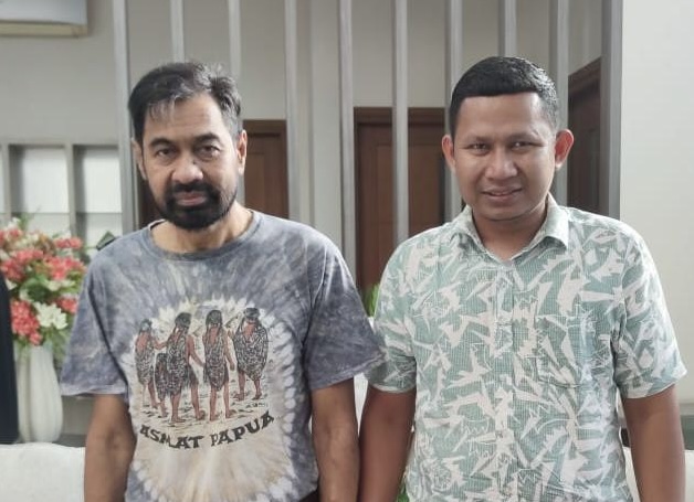 Juru Bicara DPW Partai Aceh Aceh Jaya, Dr. (Cand) Azis Muhajir berfoto bersama Ketua Umum DPP Partai Aceh, Muzakir Manaf. Foto: Dok. Istimewa