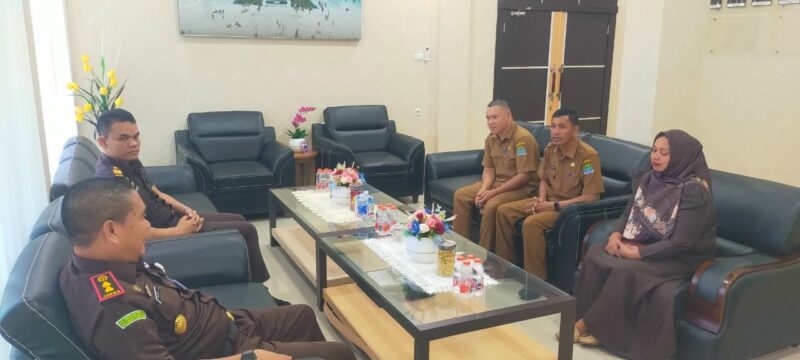 DPMPKB Aceh Jaya bersama Kejaksaan Negeri Aceh Jaya dalam rangka pendampingan penyerahan restitusi kepada korban kekerasan seksual terhadap anak di Calang, Selasa (23/6/2026). Foto: Dok. DPMPKB Aceh Jaya