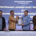 Bupati Aceh Besar H Muharram Idris didampingi Ketua DPRK Aceh Besar Abdul Muchti saat menerima dokumen LHP BPK RI Perwakilan Aceh, di Kantor BPK RI Perwakilan Aceh di Banda Aceh, pada Kamis (4/6/2026). Foto: Dok. MC Aceh Besar