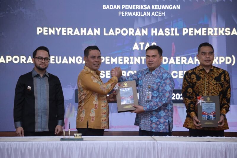 Bupati Aceh Besar H Muharram Idris didampingi Ketua DPRK Aceh Besar Abdul Muchti saat menerima dokumen LHP BPK RI Perwakilan Aceh, di Kantor BPK RI Perwakilan Aceh di Banda Aceh, pada Kamis (4/6/2026). Foto: Dok. MC Aceh Besar