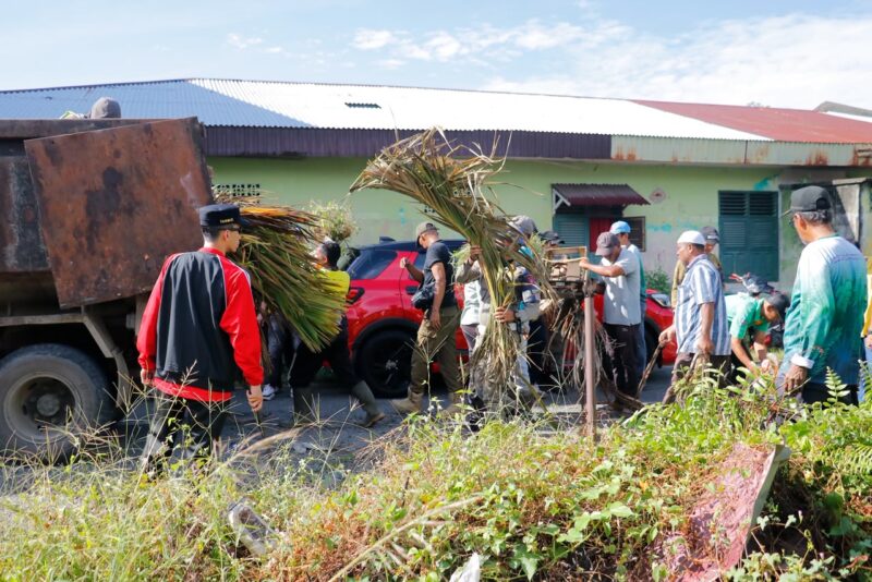 Bupati Aceh Barat, Tarmizi, bersama jajaran Pemkab Aceh Barat mengikuti gotong royong Gerakan Indonesia Asri di kawasan Desa Kuta Padang, Kecamatan Johan Pahlawan, sebagai upaya menjaga kebersihan lingkungan dan mendukung pengembangan desa wisata., Jumat (12/6/2026). Foto: Dok. Istimewa 