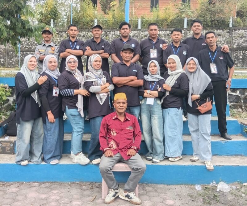 Musliadi bersama panitia, tokoh masyarakat, dan warga Desa Jamur Ujung berfoto usai dinyatakan terpilih sebagai Reje Kampung dalam Pilkades yang berlangsung aman dan demokratis di Kecamatan Wih Pesam, Kabupaten Bener Meriah. Foto: Dok. Istimewa 
