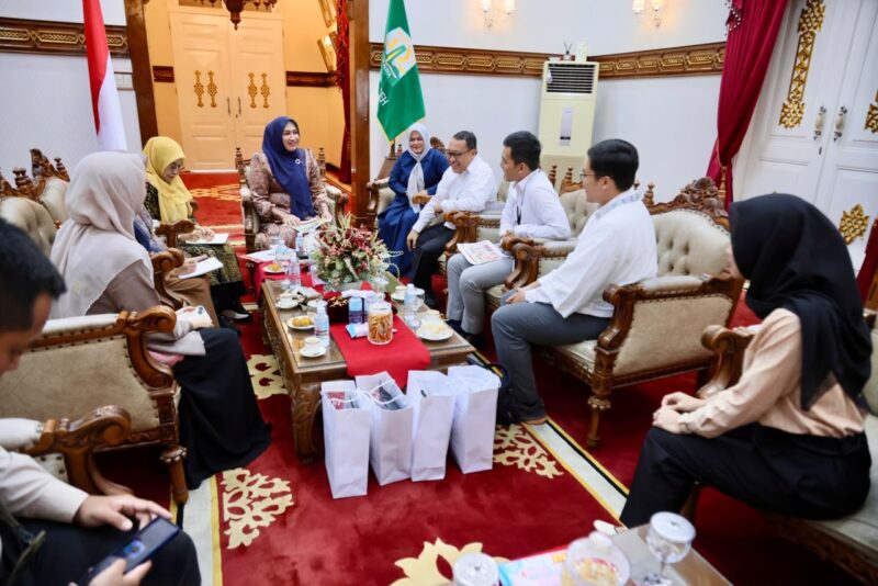 Ketua Dekranasda Aceh, Marlina Muzakir, menerima audiensi Kepala Perwakilan Bank Indonesia Provinsi Aceh, Agus Chusaini, di Meuligoe Gubernur Aceh terkait persiapan pelaksanaan Karya Kreatif Indonesia (KKI) 2026 yang akan mengusung tema Aceh, Senin (15/6/2026). Foto: Dok. Istimewa 