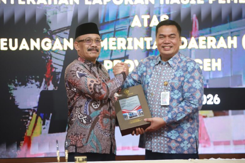Bupati Pidie Sarjani Abdullah menerima WTP dari Kepala BPK Perwakilan Aceh, Andri Yoga di Kantor BPK, Kamis (4/6/2026) (Foto.IST).