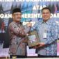 Bupati Pidie Sarjani Abdullah menerima WTP dari Kepala BPK Perwakilan Aceh, Andri Yoga di Kantor BPK, Kamis (4/6/2026) (Foto.IST).