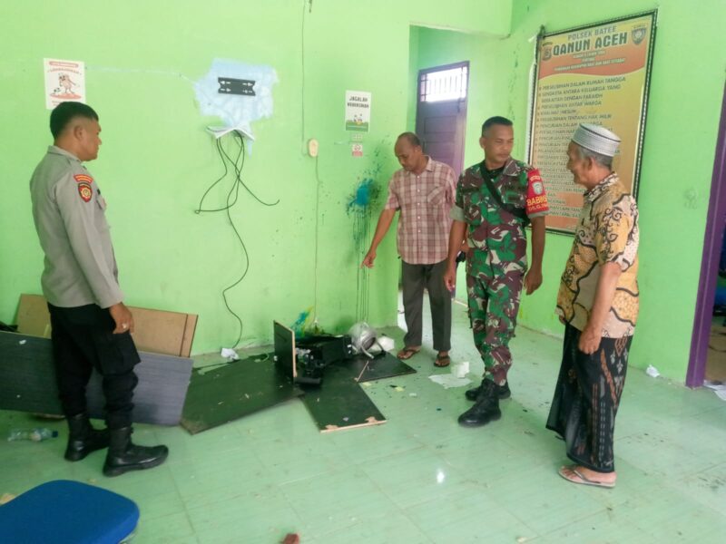 Kondisi Kantor Keuchik Gampong Glumpang Tiga, Kecamatan Batee, usai dirusak massa, Sabtu (13/6/2026). (Foto.IST).