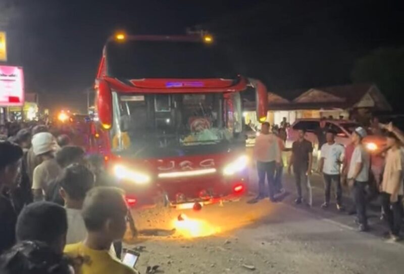 Bus yang terjadi laka lantas di Jalan Banda Aceh-Medan, Kecamatan Indrajaya, Kabupaten Pidie, Minggu (14/6/2026) (Foto.IST/.