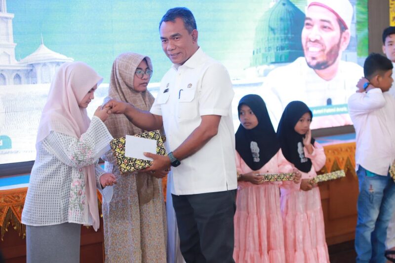 Sekda Pidie, Samsul Azhar memberi bingkisan kepada anak-anak dalam rangka memperingati 1 Muharam, di Oproom Sekdakab Pidie, Rabu (17/6/2026) (Foto. IST).