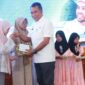 Sekda Pidie, Samsul Azhar memberi bingkisan kepada anak-anak dalam rangka memperingati 1 Muharam, di Oproom Sekdakab Pidie, Rabu (17/6/2026) (Foto. IST).