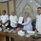 Bupati Pidie Sarjani Abdullah menyerahkan Surat Edaran (SE) kepada perwakilan Puskesmas, Rabu (17/6/2026) (Foto.IST).