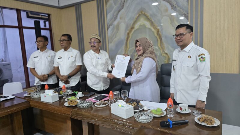 Bupati Pidie Sarjani Abdullah menyerahkan Surat Edaran (SE) kepada perwakilan Puskesmas, Rabu (17/6/2026) (Foto.IST).