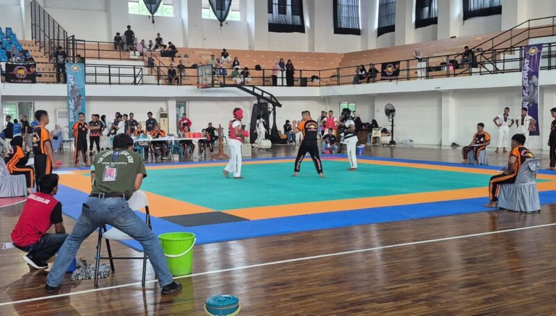 Atlet tarung derajat Pidie sedang bertarung untuk lolos ke PORA Aceh Jaya dalam event Pra-PORA do GOR Banda Aceh, Jumat (19/6/2026) (Foto.IST).