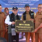 Wabup Pidie, Alzaizi saat mendampingi Menteri Pendidikan usai peresmian Revitalisasi sekolah di Kabupaten Pidie, Senin (22/6/2026) (Foto.Amir Sagita.NOA.co.id)