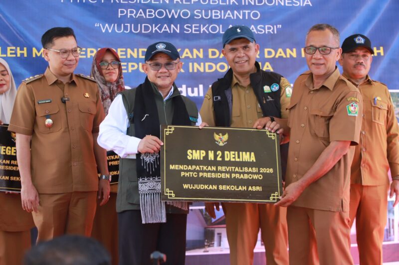 Wabup Pidie, Alzaizi saat mendampingi Menteri Pendidikan usai peresmian Revitalisasi sekolah di Kabupaten Pidie, Senin (22/6/2026) (Foto.Amir Sagita.NOA.co.id)