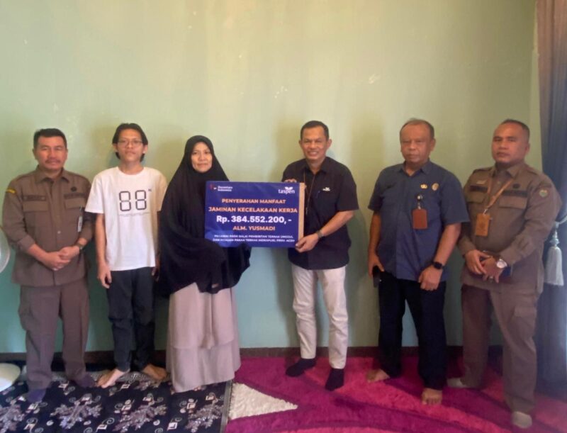 Penyerahan JKK okeh PT Taspen (Persero) kepada ahli waris. Foto. Dok. NOA.co.id