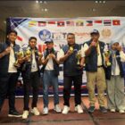Kepala MAN 1 Pidie, Muhammad Thaifuri foto bersama guru lainnya usai menjadi juara di Malaysia, Sabtu (27/6/2026) (Foto.IST)
