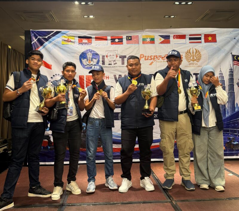 Kepala MAN 1 Pidie, Muhammad Thaifuri foto bersama guru lainnya usai menjadi juara di Malaysia, Sabtu (27/6/2026) (Foto.IST)
