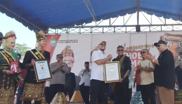 Penyerahan sertifikat Rekor Dunia oleh perwakilan MURI pada kegiatan toet lumang Pemkab Abdya. Foto. Dok. Teukunizar/NOA.co.id