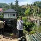 Anggota DPRA dari Partai Amanat Nasional, Irpanusir meninjau jembatan Bailey hibah TNI untuk masyarakat Labuhan Haji di Desa Pisang. Foto. Dok. Teukunizar/NOA.co.id