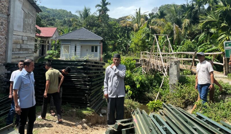 Anggota DPRA dari Partai Amanat Nasional, Irpanusir meninjau jembatan Bailey hibah TNI untuk masyarakat Labuhan Haji di Desa Pisang. Foto. Dok. Teukunizar/NOA.co.id
