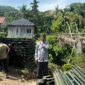 Anggota DPRA dari Partai Amanat Nasional, Irpanusir meninjau jembatan Bailey hibah TNI untuk masyarakat Labuhan Haji di Desa Pisang. Foto. Dok. Teukunizar/NOA.co.id