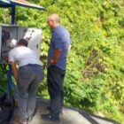 Direktur Perumdam Tirta Abdya, Riza Ariffandi memantau pompa Utama yang terbakar. Foto. Dok. Teukunizar/NOA.co.id