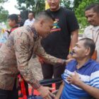 Bupati Abdya Safaruddin berbincang dengan salah seorang penerima manfaat bansos. Foto. Dok. Teukunizar/NOA.co.id