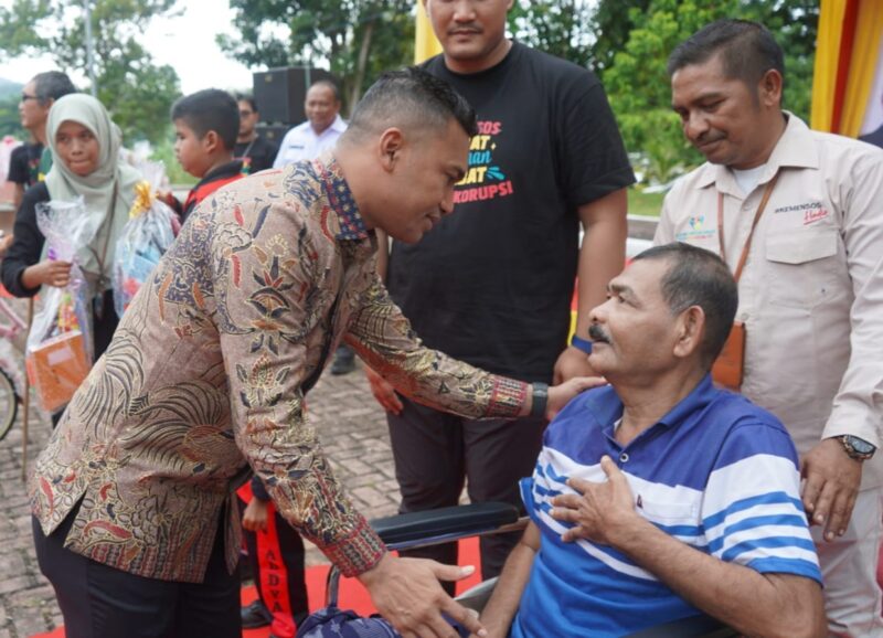 Bupati Abdya Safaruddin berbincang dengan salah seorang penerima manfaat bansos. Foto. Dok. Teukunizar/NOA.co.id