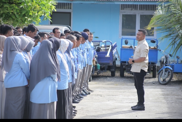 Bupati Abdya, Safaruddin memimpin apel perdana di Perumdam Tirta Abdya. Foto. Dok. Teukunizar/NOA.co.id