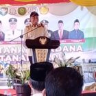 Bupati Safaruddin saat menyampaikan sambutannya pada kegiatan tanam perdana MT Gadu di Gampong Suak Nibong, Tangan-Tangan. Foto. Dok. Teukunizar/NOA.co.id