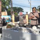Kapolres Aceh Barat Daya, AKBP Agus Sulistianto berdoa di pusara pahlawan dalam rangka HUT ke 80 Bhayangkara. Foto. Dok. Teukunizar/NOA.co.id