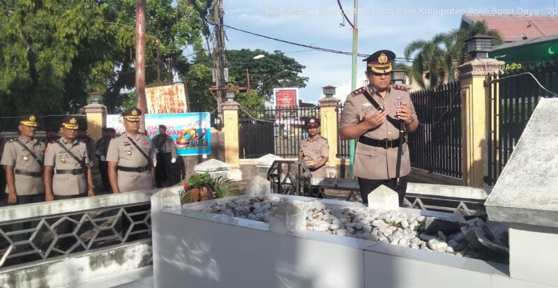 Kapolres Aceh Barat Daya, AKBP Agus Sulistianto berdoa di pusara pahlawan dalam rangka HUT ke 80 Bhayangkara. Foto. Dok. Teukunizar/NOA.co.id