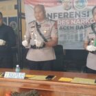 Wakapolres Kompol Misyanto bersama Kasat Resnarkob Iptu Hermansyah dan Kasi Humas Polres Abdya memperlihatkan narkoba jenis baru yang berhasil diungkap di Kabupaten setempat. Foto. Dok. Teukunizar/NOA.co.id