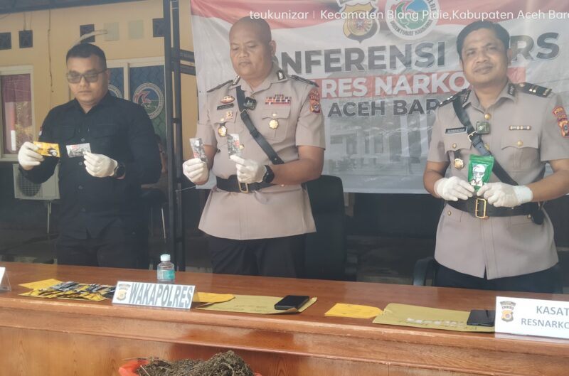 Wakapolres Kompol Misyanto bersama Kasat Resnarkob Iptu Hermansyah dan Kasi Humas Polres Abdya memperlihatkan narkoba jenis baru yang berhasil diungkap di Kabupaten setempat. Foto. Dok. Teukunizar/NOA.co.id