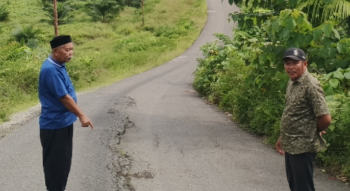 Mardillah, anggota DPRK dari Partai PDI P bersama Alfin S, dari PA, saat meninjau jalan ruas Lauke-Buluh Hadek. Selasa (9/6/2026). Foto:Dok. Argam/Noa.co.id.