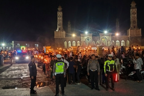 Satlantas Polres Abdya mengamankan jalannya pelaksanaan pawai Obor dalam rangka tahun baru Islam. Foto. Dok. Teukunizar/NOA.co.id