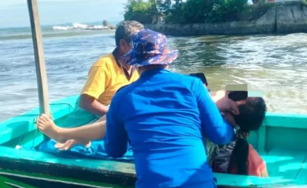 Tim gabungan mengevakuasi korban terseret arus di Ujong Manggeng. Foto. Dok. Teukunizar/noa.co.id