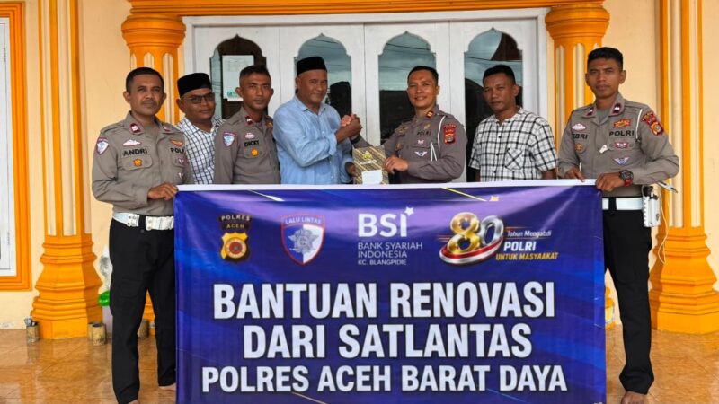 Bakti religi dalam rangka HUT Bhayangkara Polres Abdya melalui Satlantas Polres setempat. Foto. Dok. Teukunizar/noa.co.id