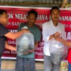 Pokdakan di Subulussalam menerima bibit Ika pada penyaluran pertama dari Jamaluddin Idham. Foto. Dok. Teukunizar/noa.co.id