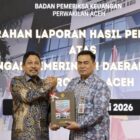 Bupati Pidie Jaya bersama Ketua DPRK menerima Laporan Hasil Pemeriksaan (LHP) dari BPK RI Perwakilan Aceh yang menetapkan Kabupaten Pidie Jaya kembali meraih opini Wajar Tanpa Pengecualian (WTP) atas LKPD Tahun Anggaran 2024. Foto: Dok. Istimewa 