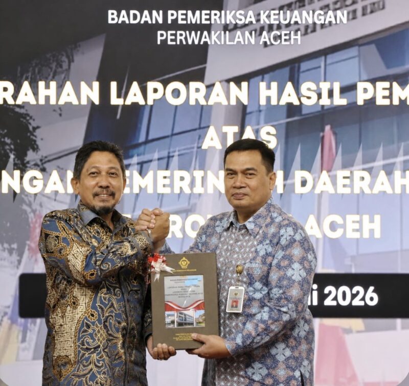 Bupati Pidie Jaya bersama Ketua DPRK menerima Laporan Hasil Pemeriksaan (LHP) dari BPK RI Perwakilan Aceh yang menetapkan Kabupaten Pidie Jaya kembali meraih opini Wajar Tanpa Pengecualian (WTP) atas LKPD Tahun Anggaran 2024. Foto: Dok. Istimewa 