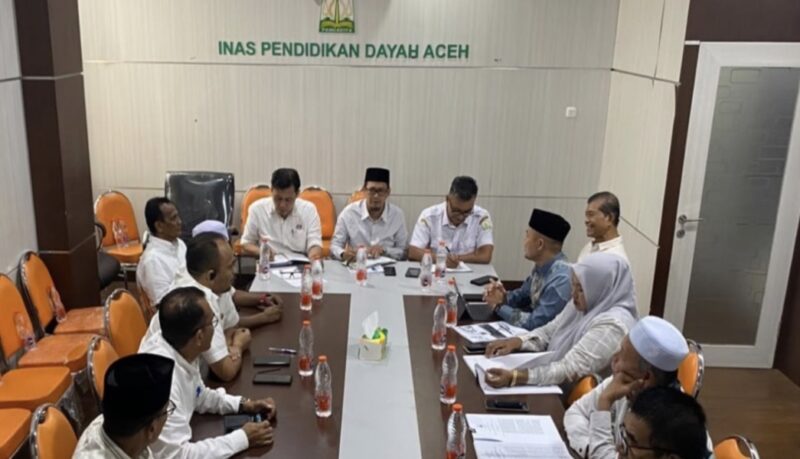 Tim Dinas Pendidikan Dayah Aceh saat memberikan masukan strategis dalam pembahasan Rancangan Qanun Dayah Kabupaten Pidie Jaya, Jumat (6/6/2026). Foto: Dok. Istimewa 