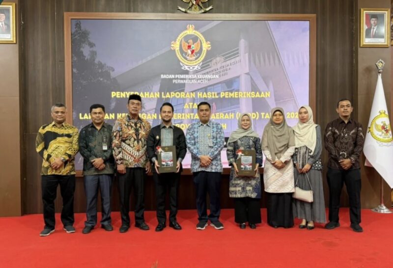 Wakil Bupati Aceh Barat, Said Fadheil, SH, menerima Laporan Hasil Pemeriksaan (LHP) atas LKPD Tahun Anggaran 2025 dari Kepala BPK RI Perwakilan Aceh, Andri Yogama, di Banda Aceh, Kamis (4/6/2026). Foto: Dok. Pemkab Aceh Barat