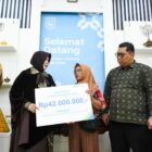 Wali Kota Banda Aceh, Illiza Sa’aduddin Djamal, didampingi Kepala BPJS Ketenagakerjaan Banda Aceh, Aziz Muslim, menyerahkan secara simbolis kartu kepesertaan BPJS Ketenagakerjaan dan santunan kematian kepada ahli waris peserta di Pendopo Wali Kota Banda Aceh, Kamis (4/6/2026). Foto: Dok. Prokopim Kota Banda Aceh