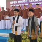 Wakil Gubernur Aceh H. Fadhlullah beserta Bupati Aceh Besar, H. Muharram Idris, saat mendampingi kunjungan kerja Menteri Sosial RI, Drs. KH. Saifullah Yusuf, S.IP, menghadiri acara Open House Sekolah Rakyat bersama Orang Tua dan Calon Siswa, di Sentra Darussa'adah, Aceh Besar, Senin (8/6/2026). Foto: Dok. Biro Adpim Setda Aceh